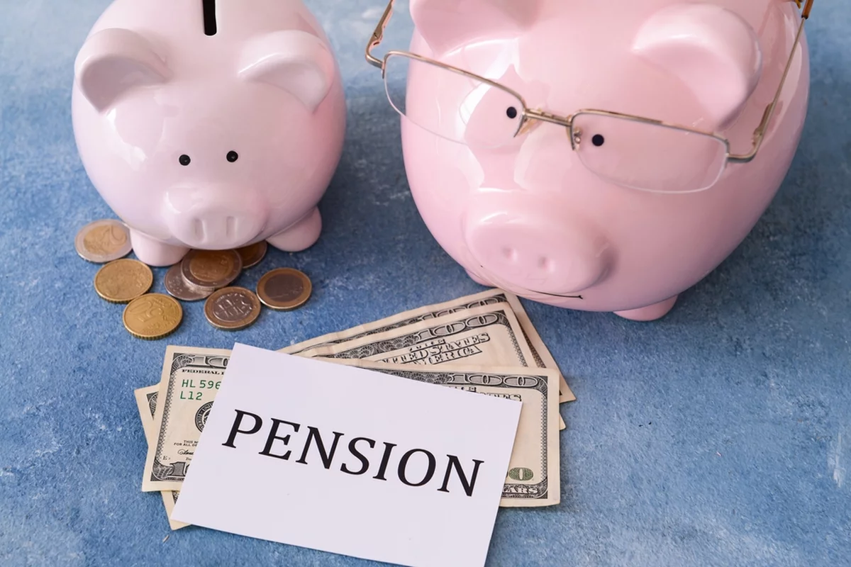 Annuity vs. pension illustration comparing pension income size and retirement savings stability using piggy banks